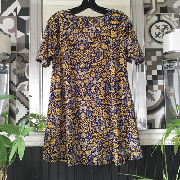 Flowy Patterned Dress - Picture 3 of 5